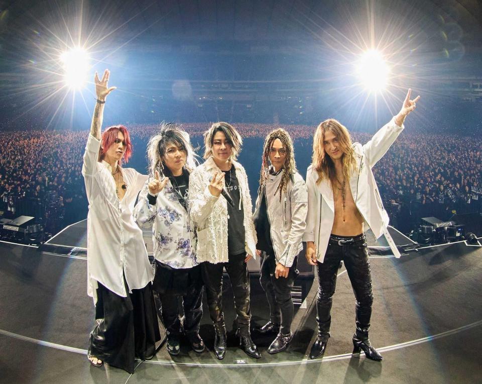 　東京ドームに集結したＬＵＮＡ　ＳＥＡの（左から）ＳＵＧＩＺＯ、真矢さん、ＲＹＵＩＣＨＩ、ＩＮＯＲＡＮ、Ｊ＝２０２５年２月