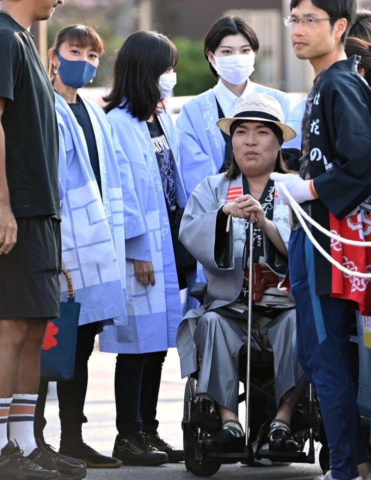 　車いすに乗って祭りに参加した真矢さんをサポートした石黒彩（後方左）＝２０２５年９月