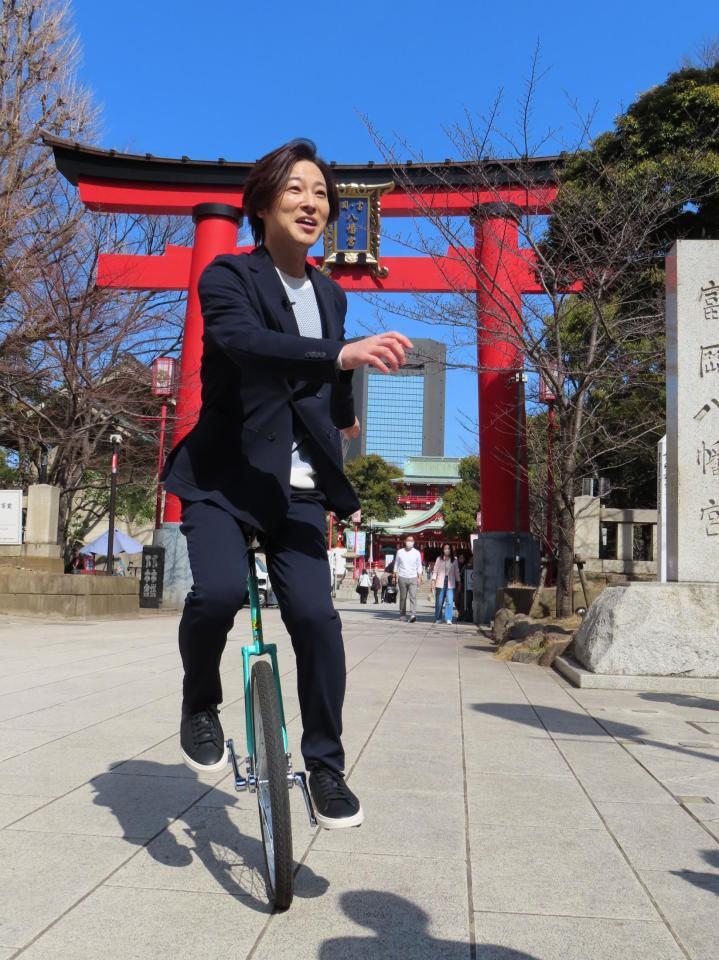 得意の一輪車を披露した山内惠介