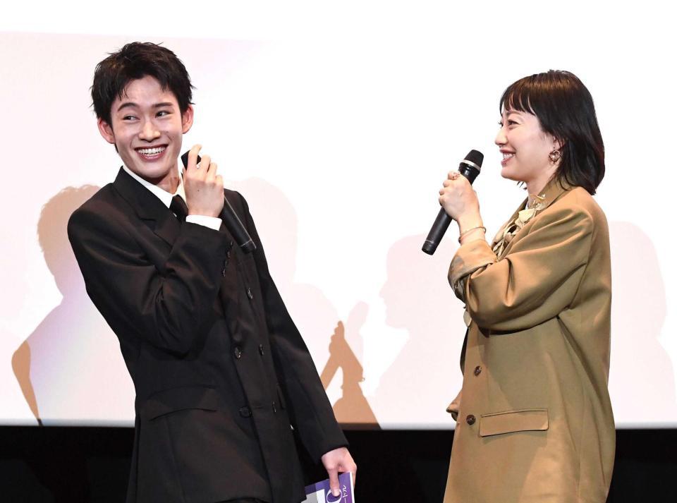　息の合ったトークを展開した菅野美穂（右）と山時聡真（撮影・園田高夫）