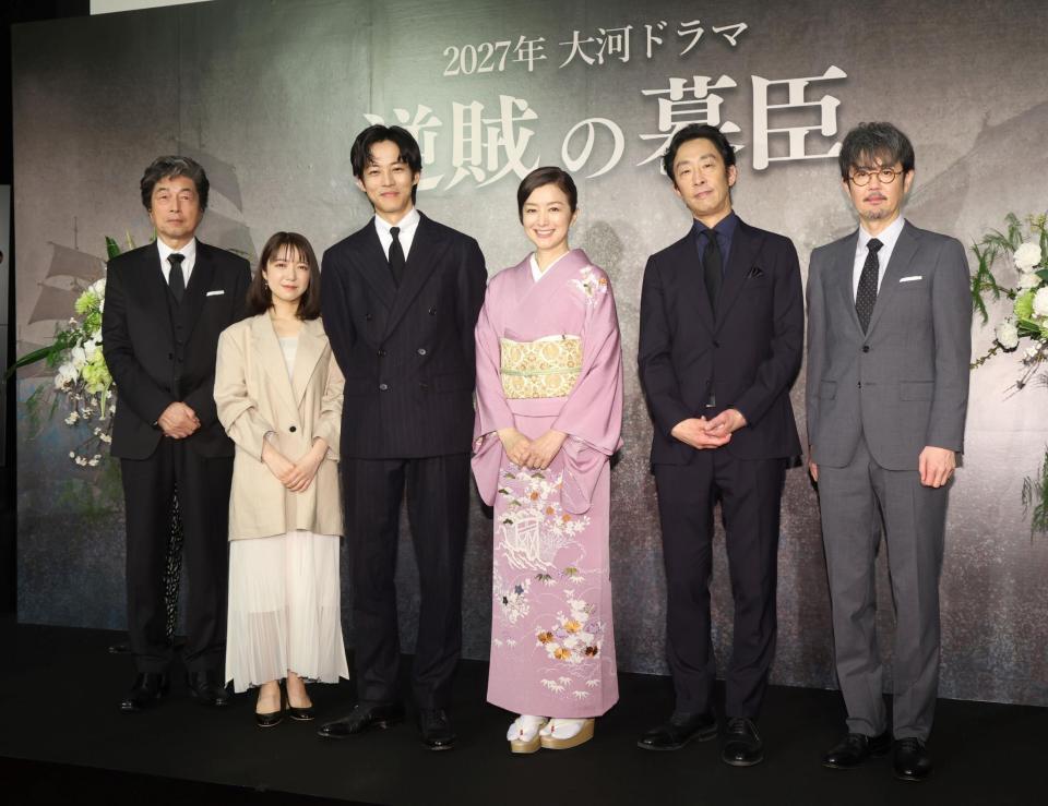 ポーズをとる（左から）中村雅俊、上白石萌音、松坂桃李、鈴木京香、北村有起哉、岡部たかし（撮影・石井剣太郎）