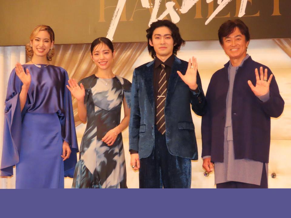 会見に出席した（左から）柚香光、當真あみ、市川染五郎、石黒賢