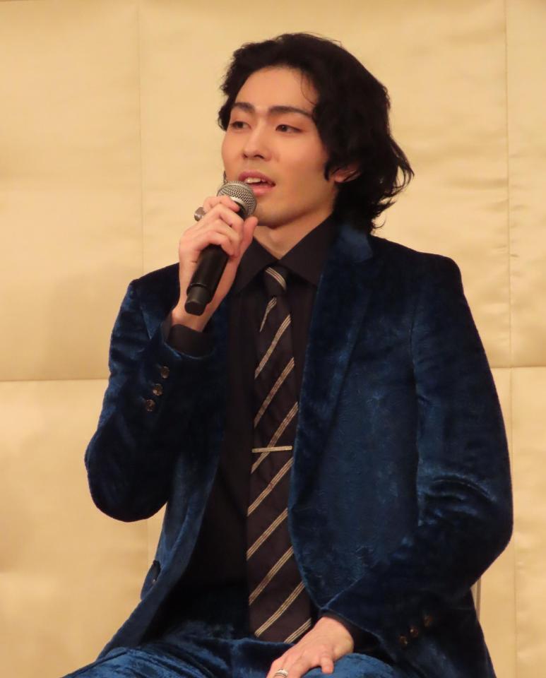 祖父の松本白鸚から譲り受けた指輪を披露した市川染五郎、石黒賢