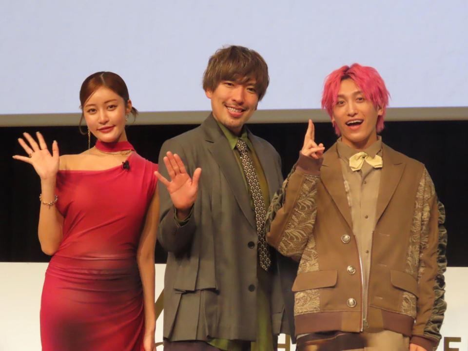 「ＨＯＴ　ＰＥＰＰＥＲ　Ｂｅａｕｔｙ　ＡＷＡＲＤ　２０２６」に出席した（左から）王林、ＥＸＩＴのりんたろー。、兼近大樹