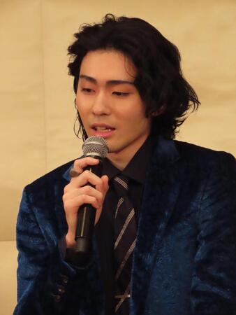 祖父の松本白鸚から譲り受けた指輪を披露した市川染五郎、石黒賢