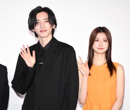 　笑顔で手を振る道枝（左）と生見