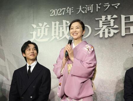 会見に出席した松坂桃李（左）と鈴木京香（撮影・石井剣太郎）