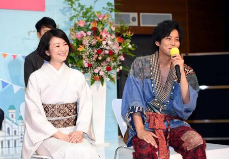 　連続テレビ小説「わろてんか」で共演した鈴木京香（左）と松坂桃李＝１７年６月