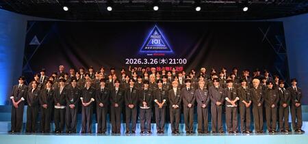 勢ぞろいした８２人の練習生たち＝東京タワーメディアセンター（撮影・園田高夫）