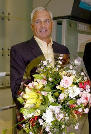 ２００６年１０月、来日し、ファンから贈られた花束を手に笑顔のオリックス・コリンズ新監督