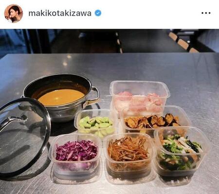 滝沢眞規子のインスタグラム＠ｍａｋｉｋｏｔａｋｉｚａｗａ（２月２４日付）より 