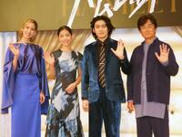 　製作発表記者会見に出席した（左から）柚香光、當真あみ、市川染五郎、石黒賢