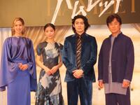 会見に出席した（左から）柚香光、當真あみ、市川染五郎、石黒賢