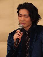 祖父の松本白鸚から譲り受けた指輪を披露した市川染五郎、石黒賢