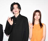 　笑顔で手を振る道枝（左）と生見