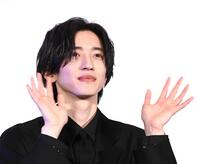 　ファンに手を振る道枝駿佑（撮影・園田高夫）