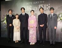 ポーズをとる（左から）中村雅俊、上白石萌音、松坂桃李、鈴木京香、北村有起哉、岡部たかし（撮影・石井剣太郎）