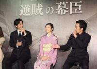 会見に出席した（左から）松坂桃李、鈴木京香、北村有起哉（撮影・石井剣太郎）