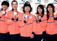 メダルを手に笑顔を見せる（左から）木俣椋真、木村葵来、長谷川帝勝、村瀬心椛、深田茉莉＝２２日