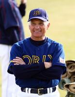 ２００７年２月、宮古島キャンプで明るくも厳しい目線で選手の動きをチェックするコリンズ監督