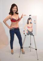 ２０２４年１２月、カレンダーをアピールするシルク