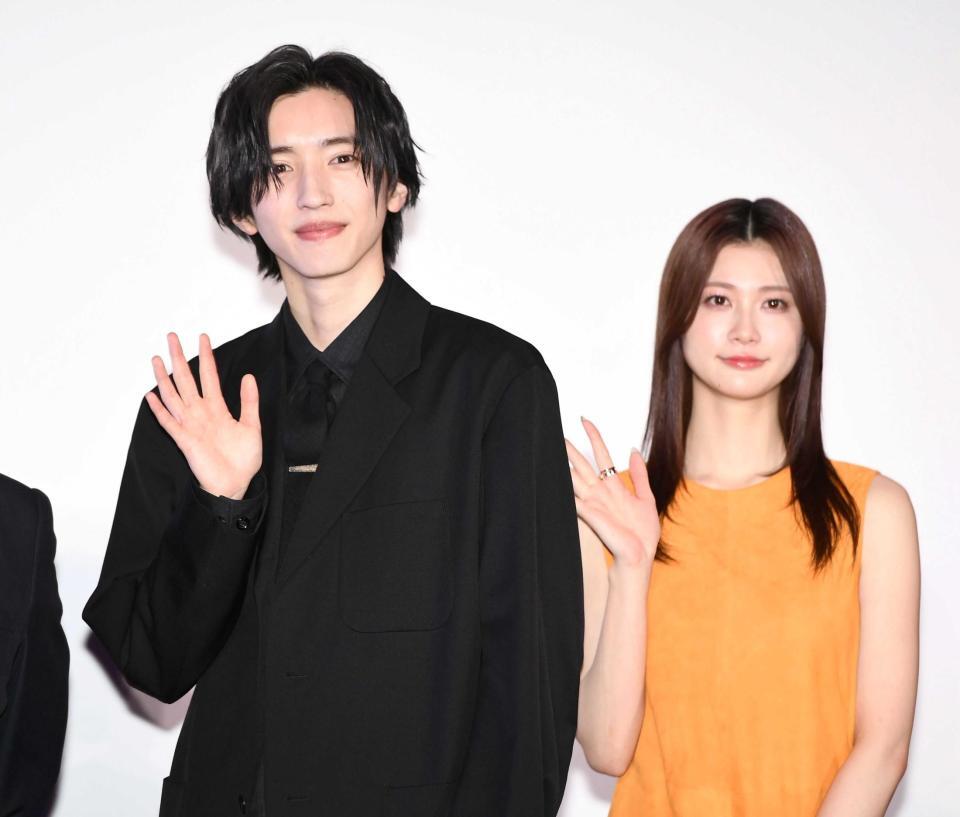 　笑顔で手を振る道枝（左）と生見