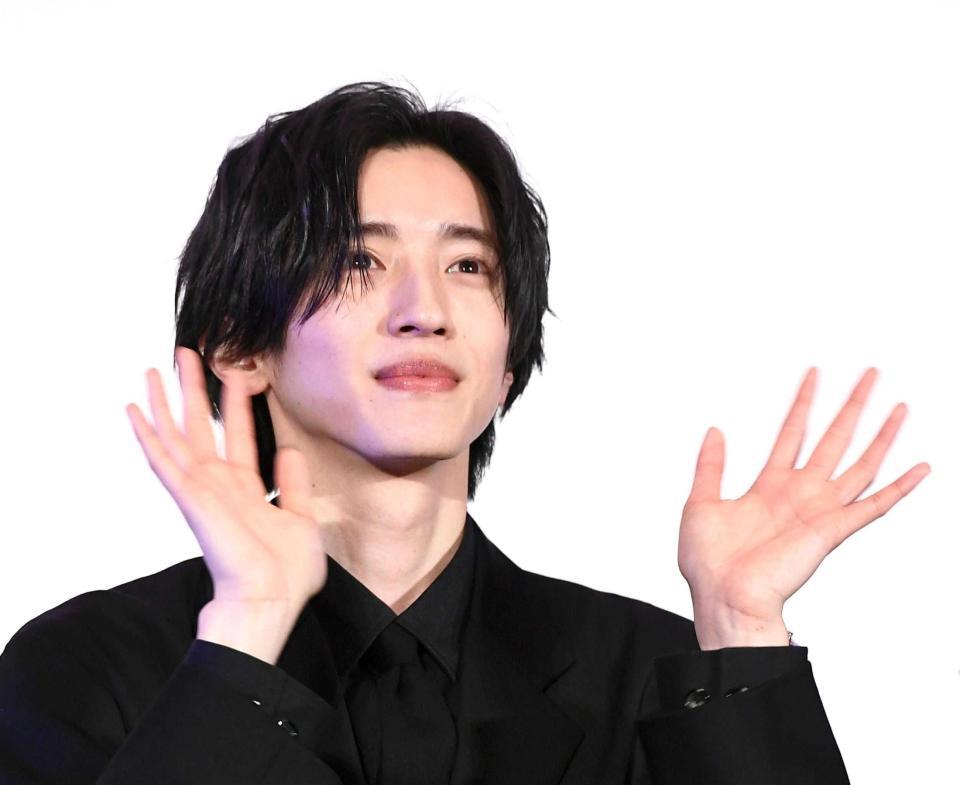 　ファンに手を振る道枝駿佑（撮影・園田高夫）