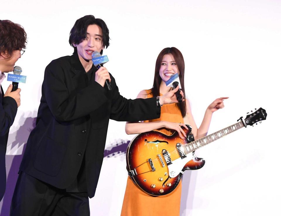 ギターをプレゼントされた生見愛瑠（右）にマイクを向ける道枝駿佑（撮影・園田高夫）　