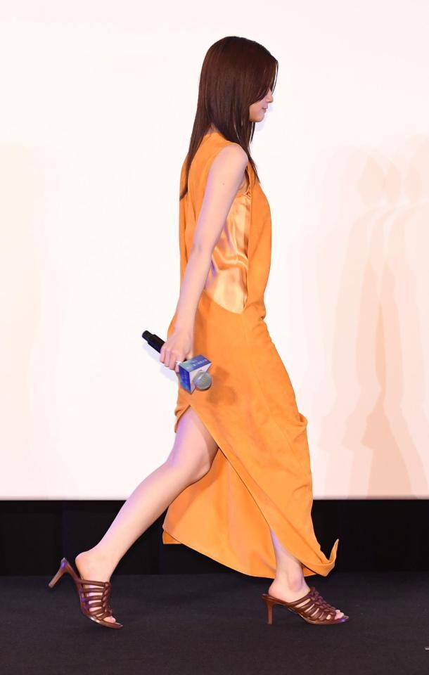 ナマ足を大胆に見せる生見愛瑠（撮影・園田高夫）