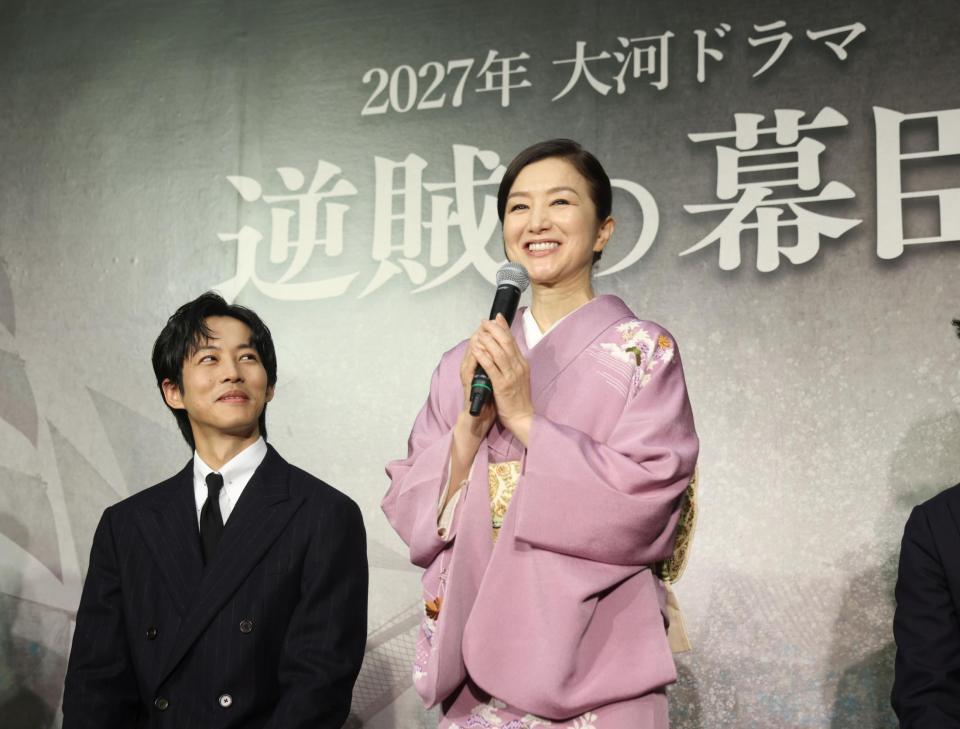 会見に出席した松坂桃李（左）と鈴木京香（撮影・石井剣太郎）