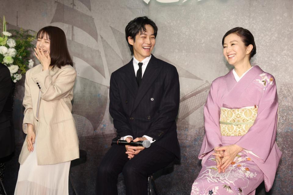 会見に出席した（左から）上白石萌音、松坂桃李、鈴木京香（撮影・石井剣太郎）