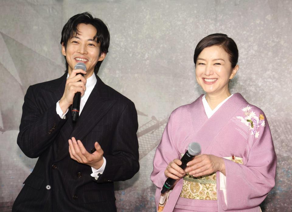 　会見に出席した松坂桃李（左）と鈴木京香＝ＮＨＫ（撮影・石井剣太郎）