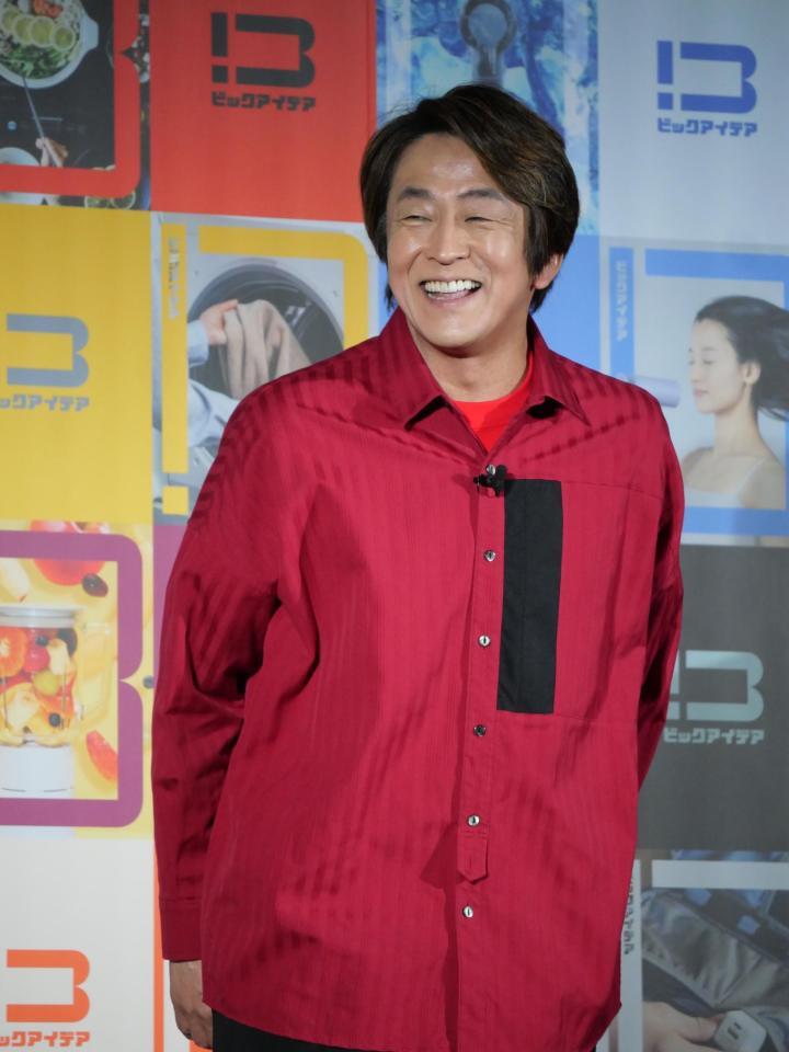 ビックカメラのイメージカラーである赤の衣装で登場した堀内健