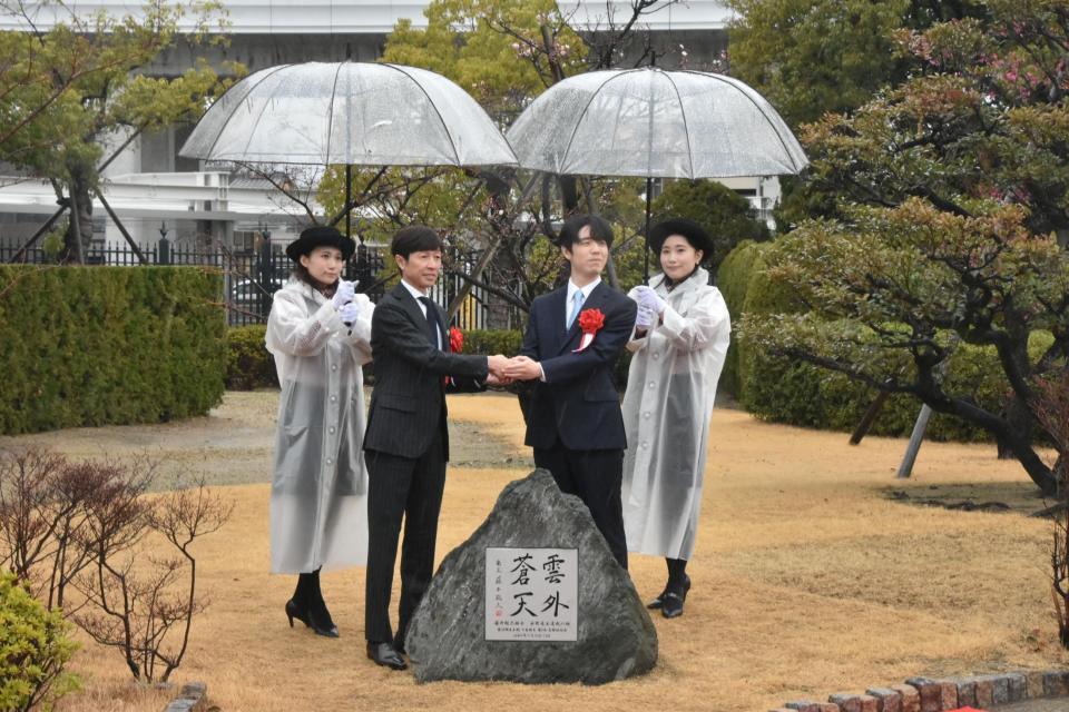 記念碑除幕式に参加した武豊騎手（左）と藤井聡太竜王