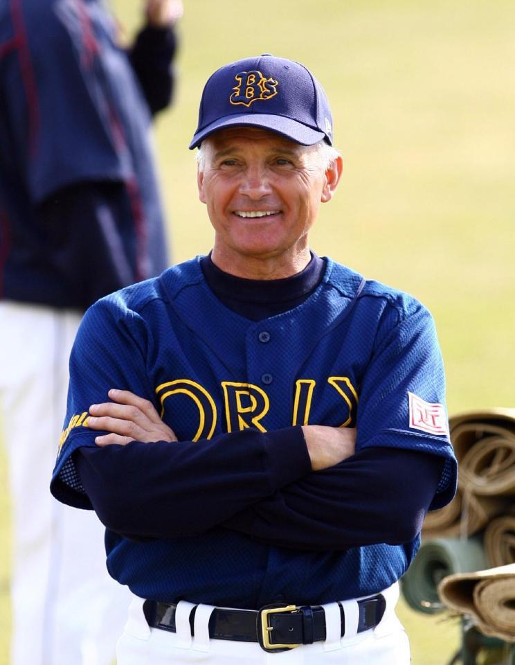 ２００７年２月、宮古島キャンプで明るくも厳しい目線で選手の動きをチェックするコリンズ監督