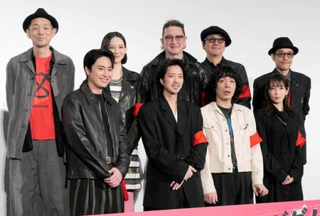　（前列左から）間宮祥太朗、若葉竜也、峯田和伸、吉岡里帆（後列同）宮藤官九郎氏、中島セナ、中村獅童、大森南朋、田口トモロヲ監督