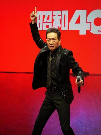 　会見に登場した田原俊彦