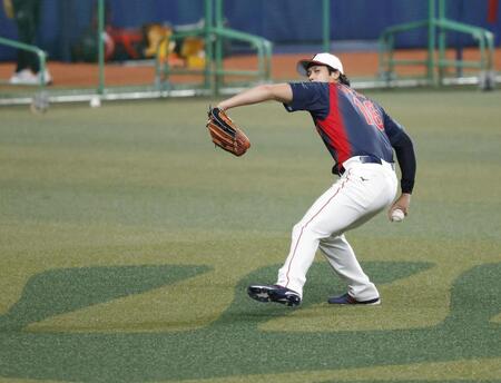 　キャッチボールする大谷