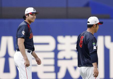 　ＷＢＣ日本代表に合流し、近藤（右）と言葉を交わす大谷