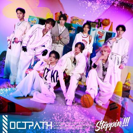 ＯＣＴＰＡＴＨ９枚目のシングル「Ｓｔｅｐｐｉｎ’！！！」の通常盤ジャケット