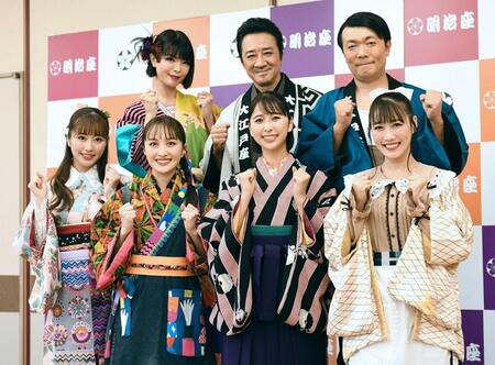 （前列左から）ももいろクローバーＺの佐々木彩夏、百田夏菜子、玉井詩織、高城れに、（後列左から）彩羽真矢、大友康平、オラキオ