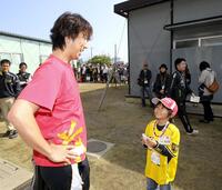 デイリーこども編集長として阪神・藤川を取材する加藤清史郎＝2011年