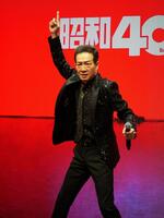 　会見に登場した田原俊彦