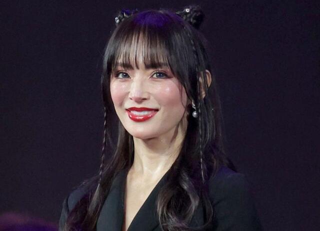 浜崎あゆみ 黒レザー衣装で激細ウエスト披露に「内臓入ってる