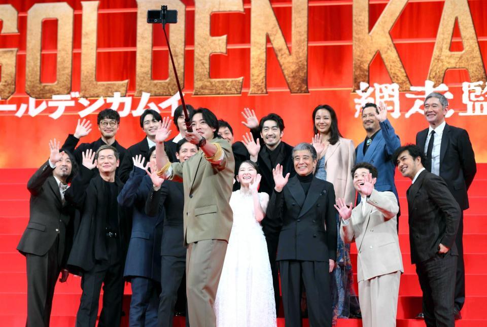 　自撮りする（前列左から）片桐健滋監督、井浦新、眞栄田郷敦、玉木宏、山崎賢人、山田杏奈、舘ひろし、矢本悠馬、北村一輝（後列同）和田聰宏、稲葉友、栁俊太郎、工藤阿須加、大谷亮平、高橋メアリージュン、池内博之、杉本哲太（撮影・堀内翔）