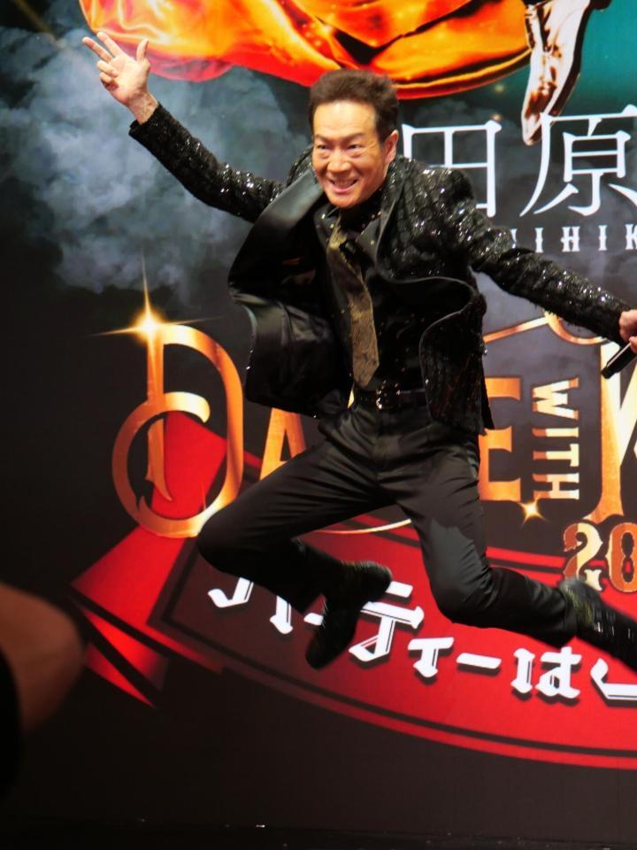 　華麗にジャンプする田原俊彦
