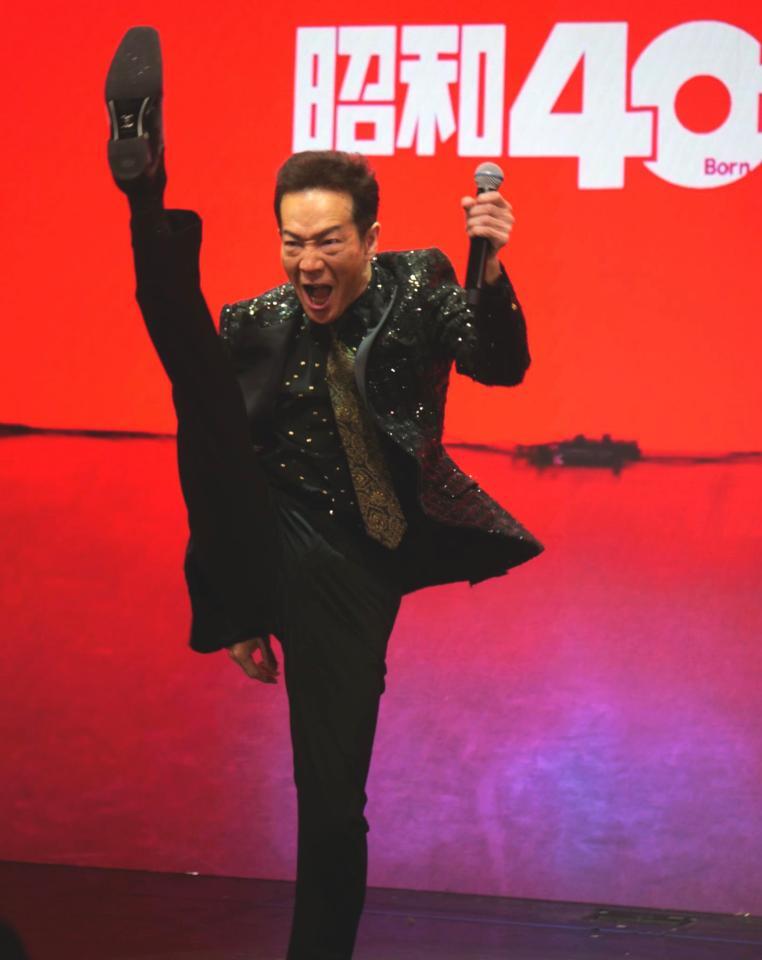 　年齢を感じさせない足上げを披露した田原俊彦