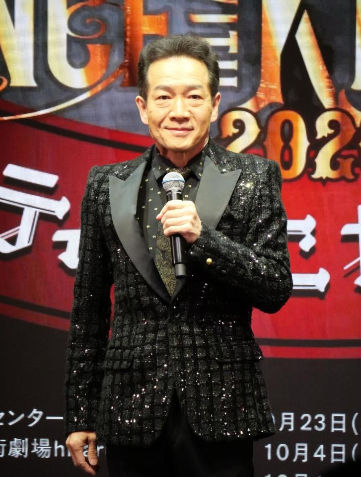 　会見に登場した田原俊彦