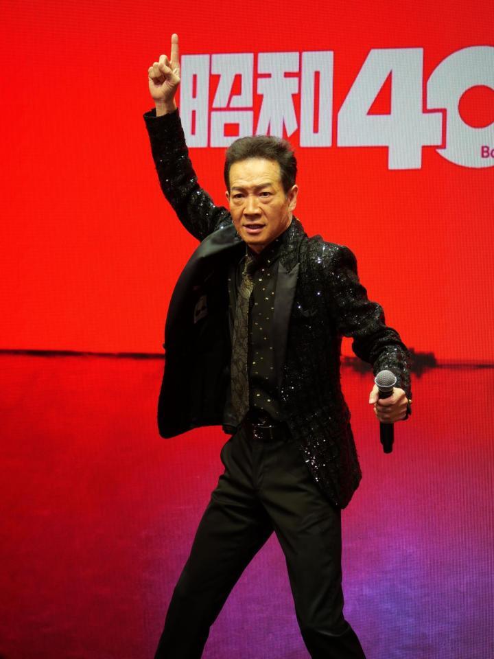 　会見に登場した田原俊彦