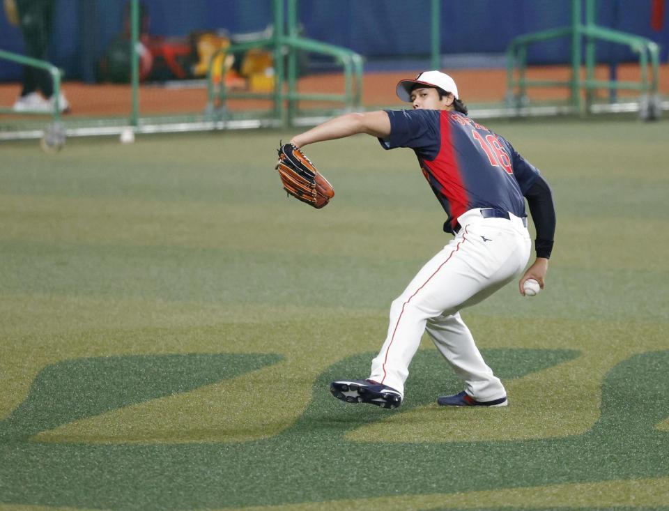 　キャッチボールする大谷